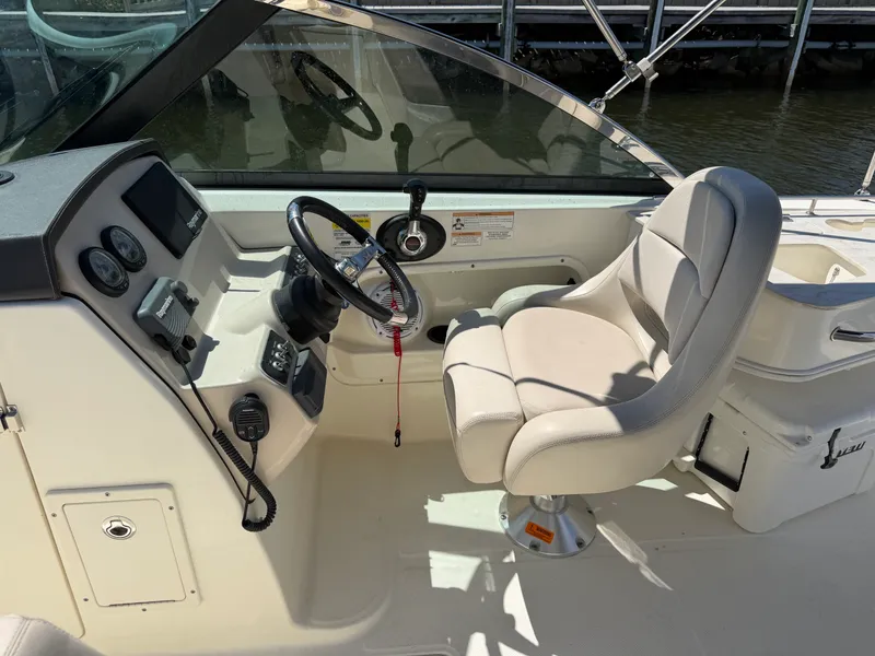 Slide: The Image of Boston Whaler 230 VANTAGE 2017 - 15