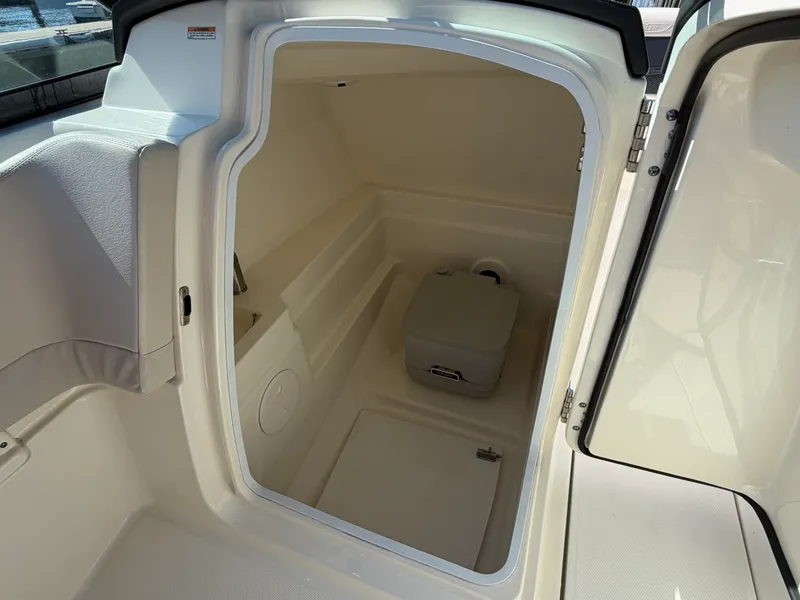 Slide: The Image of Boston Whaler 230 VANTAGE 2017 - 42