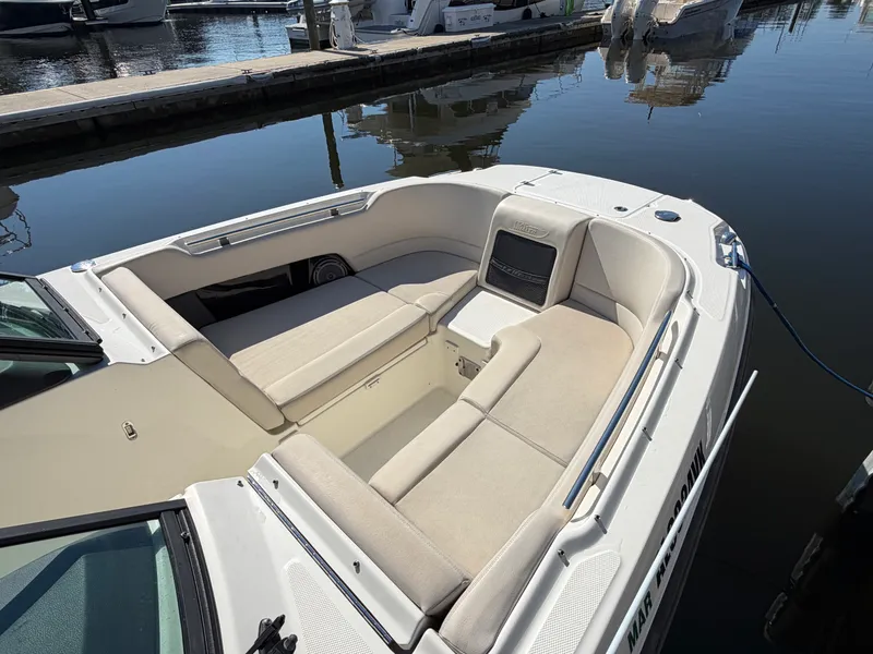 Slide: The Image of Boston Whaler 230 VANTAGE 2017 - 17