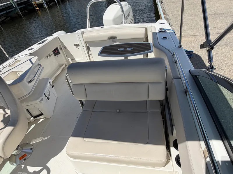 Slide: The Image of Boston Whaler 230 VANTAGE 2017 - 17