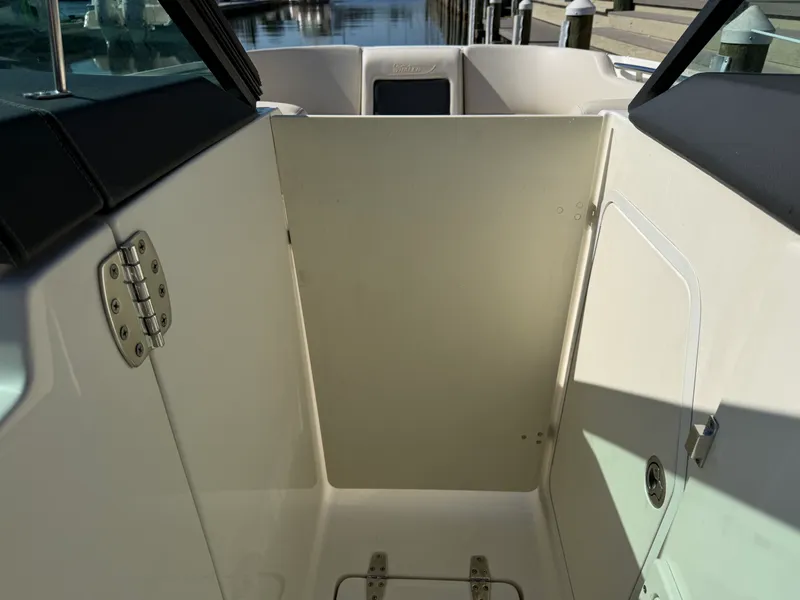Slide: The Image of Boston Whaler 230 VANTAGE 2017 - 41