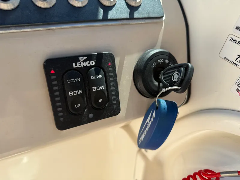 Slide: The Image of Boston Whaler 230 VANTAGE 2017 - 29