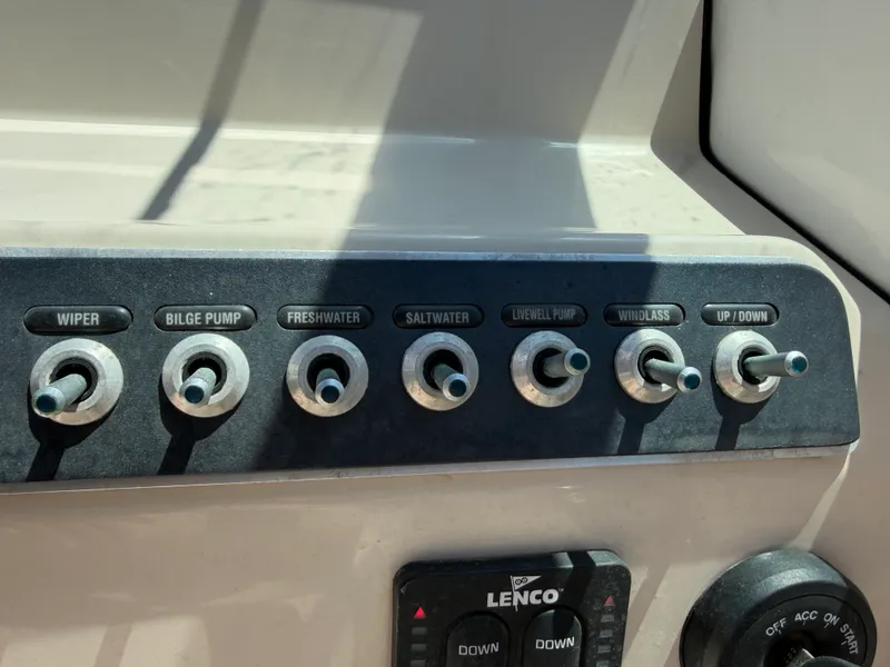 Slide: The Image of Boston Whaler 230 VANTAGE 2017 - 30