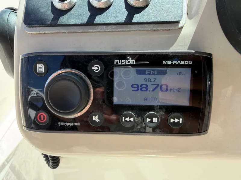 Slide: The Image of Boston Whaler 230 VANTAGE 2017 - 24