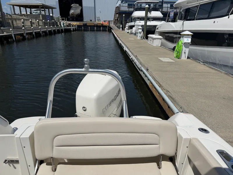 Slide: The Image of Boston Whaler 230 VANTAGE 2017 - 33