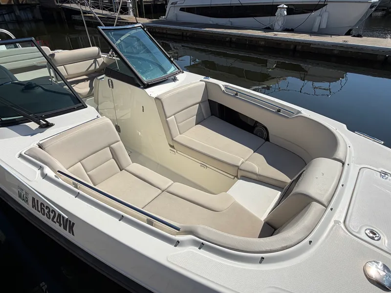 Slide: The Image of Boston Whaler 230 VANTAGE 2017 - 16