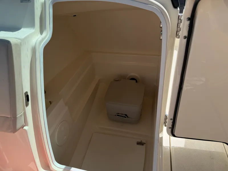 Slide: The Image of Boston Whaler 230 VANTAGE 2017 - 35