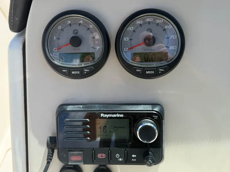 Slide: The Image of Boston Whaler 230 VANTAGE 2017 - 23