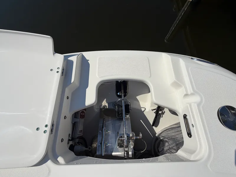 Slide: The Image of Boston Whaler 230 VANTAGE 2017 - 23