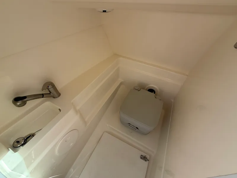 Slide: The Image of Boston Whaler 230 VANTAGE 2017 - 36