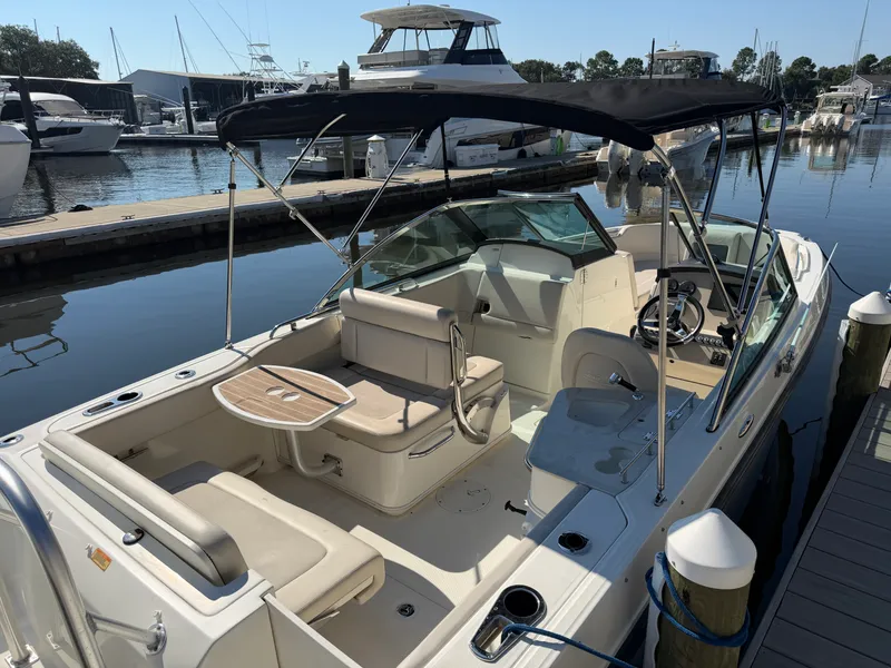 Slide: The Image of Boston Whaler 230 VANTAGE 2017 - 10