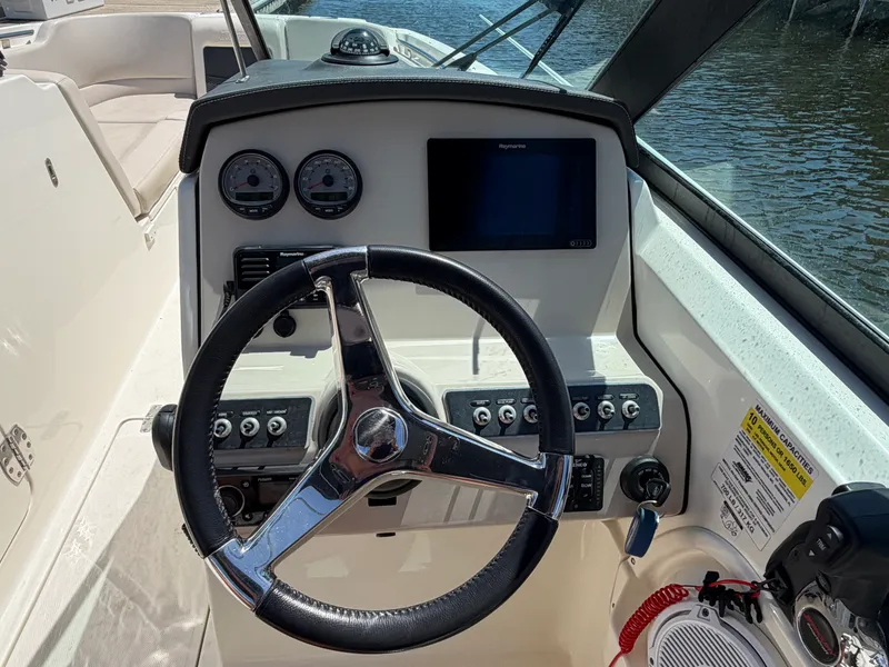 Slide: The Image of Boston Whaler 230 VANTAGE 2017 - 20