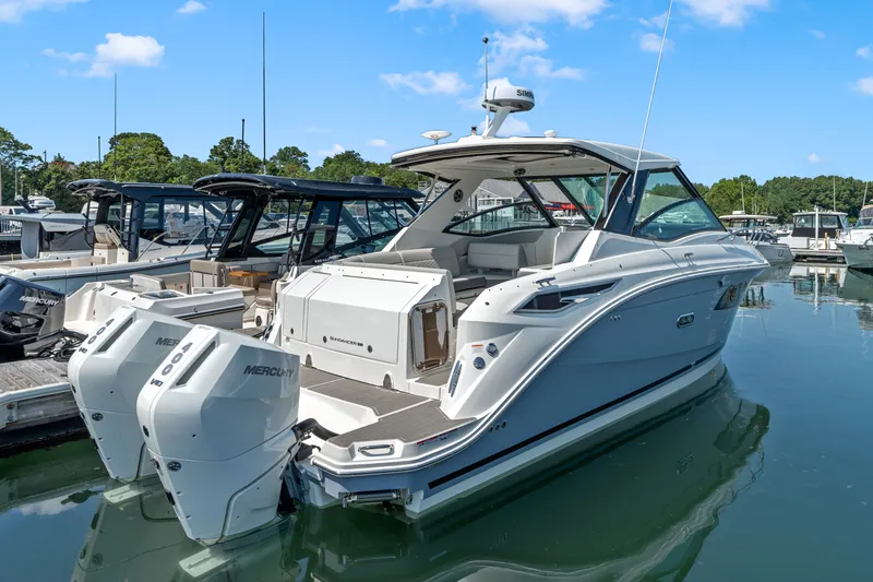 The Image of Sea Ray Sundancer 320 Outboard 2027 - 3