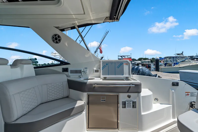 Slide: The Image of Sea Ray Sundancer 320 Outboard 2027 - 13
