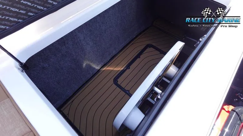 Slide: The Image of Nautique G25 - 18