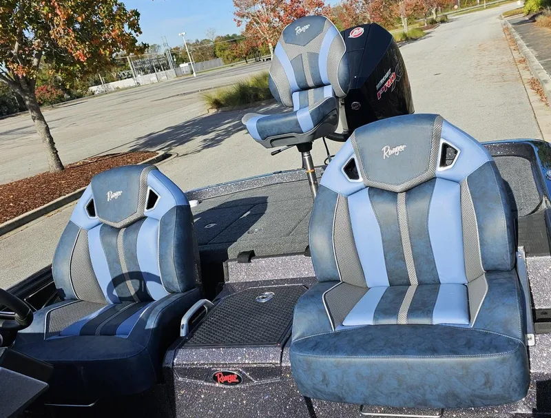 Slide: The Image of 2024 Ranger Z521R boat seats in blue and gray upholstery. - 15