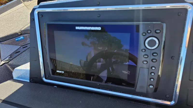 Slide: The Image of 2024 Ranger Z521R boat with Humminbird fish finder display. - 16