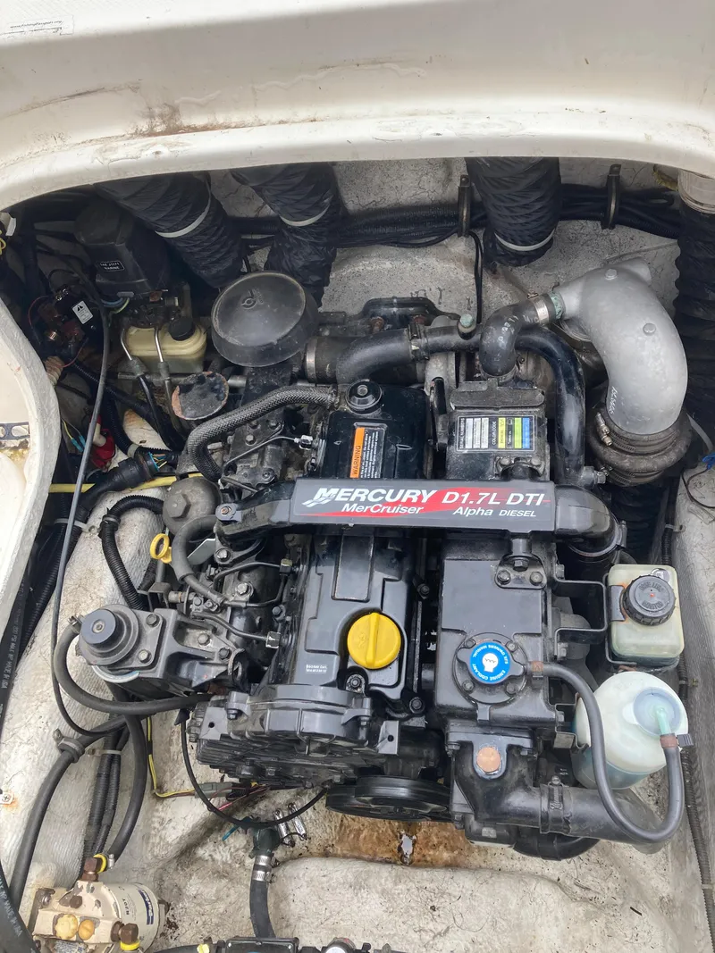 Slide: The Image of 2003 Trophy 2052 Walkaround boat engine, Mercury D1.7L DTI diesel. - 15