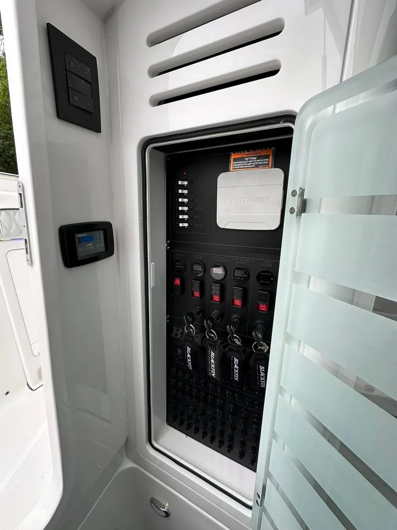 Slide: The Image of Blackfin 400 CC 2024 - 58