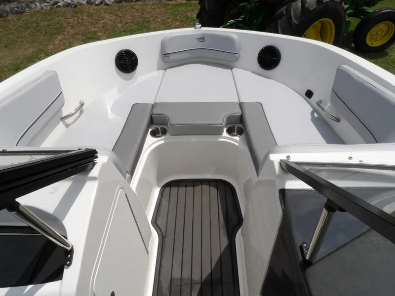 Slide: The Image of Bayliner VR5OB 2024 - 13