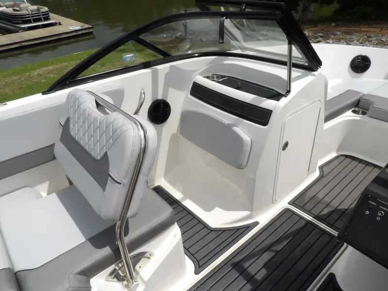 Slide: The Image of Bayliner VR5OB 2024 - 6