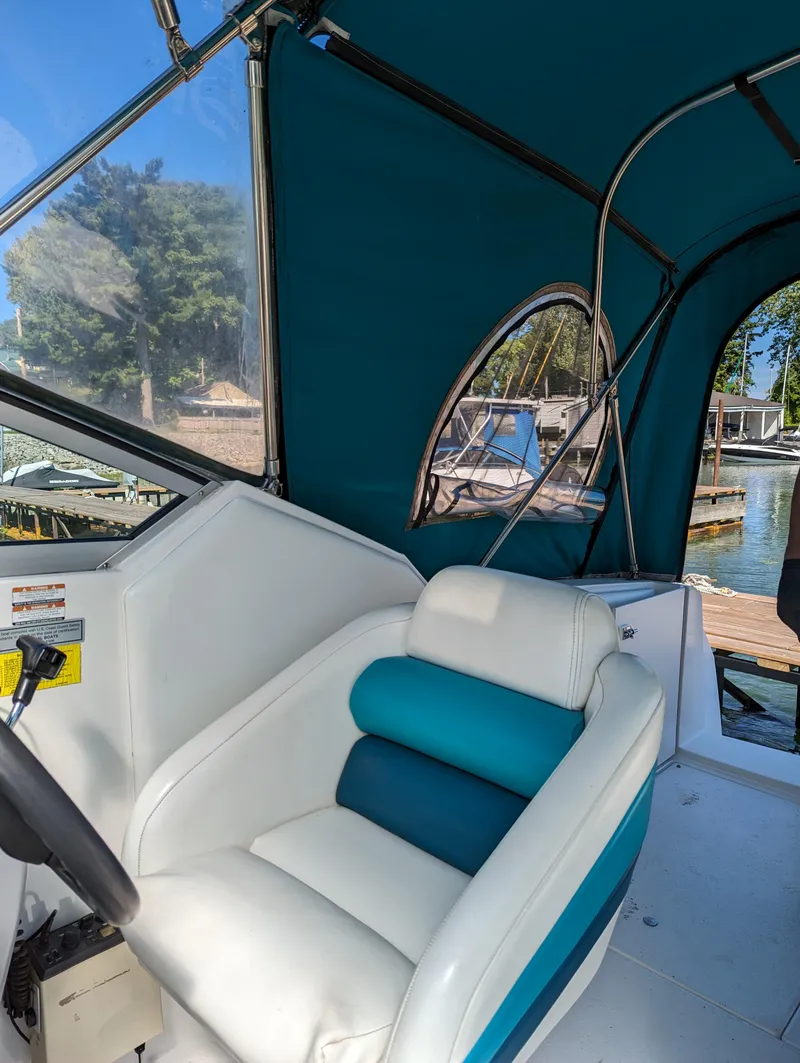 Slide: The Image of 1993 Chaparral 280 SIGNATURE boat interior with white and teal seating. - 11