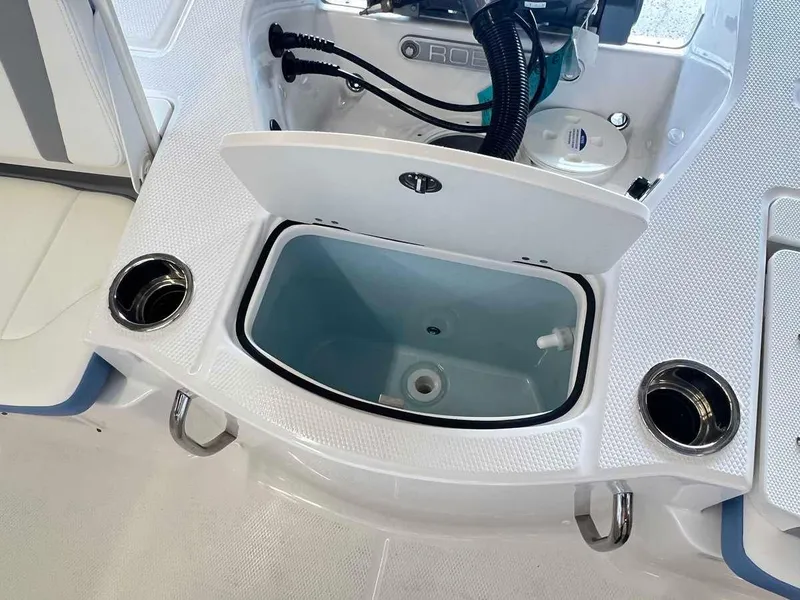 Slide: The Image of Robalo R206 CENTER CONSOLE 2024 - 10