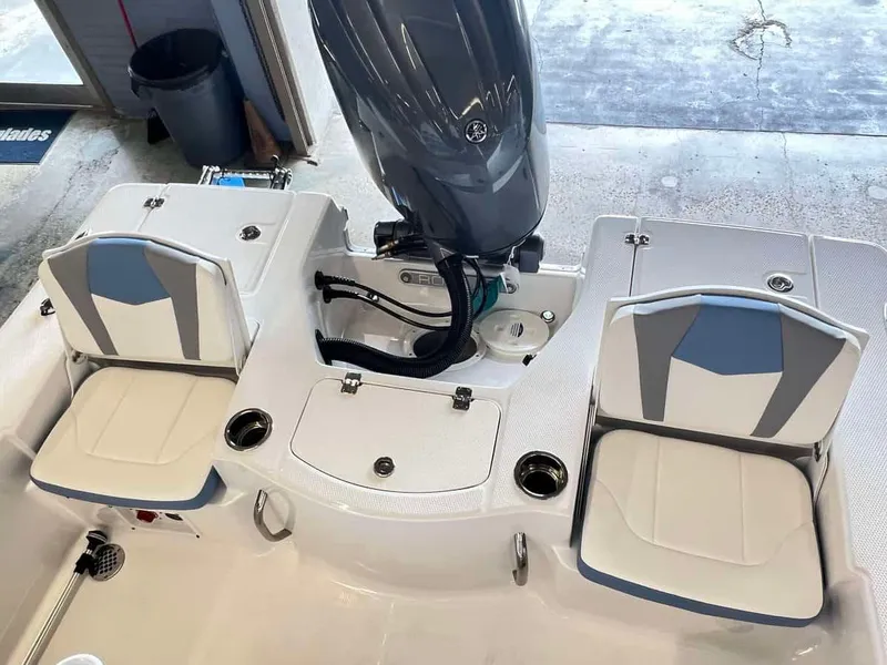 Slide: The Image of Robalo R206 CENTER CONSOLE 2024 - 11