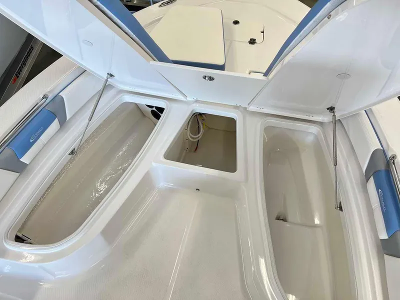Slide: The Image of Robalo R206 CENTER CONSOLE 2024 - 8