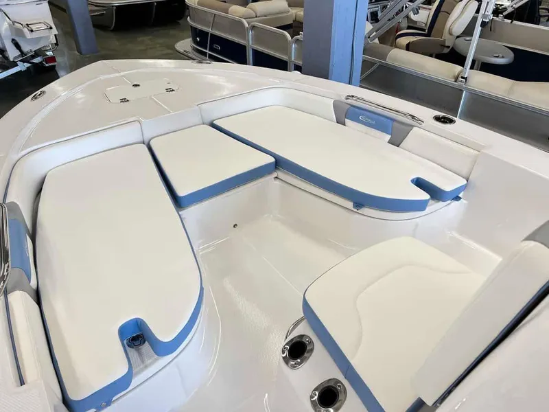 Slide: The Image of Robalo R206 CENTER CONSOLE 2024 - 9
