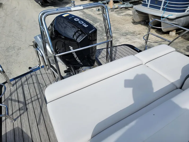 Slide: The Image of 2024 Harris Sunliner 230 Sport boat with Mercury outboard motor. - 20