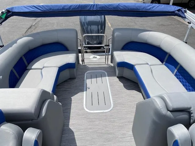 Slide: The Image of 2023 Bennington 25LTFB pontoon boat with spacious seating and blue accents. - 6
