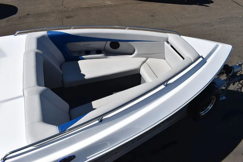 Slide: The Image of Shockwave Boats 29 Magnatude 2020 - 15