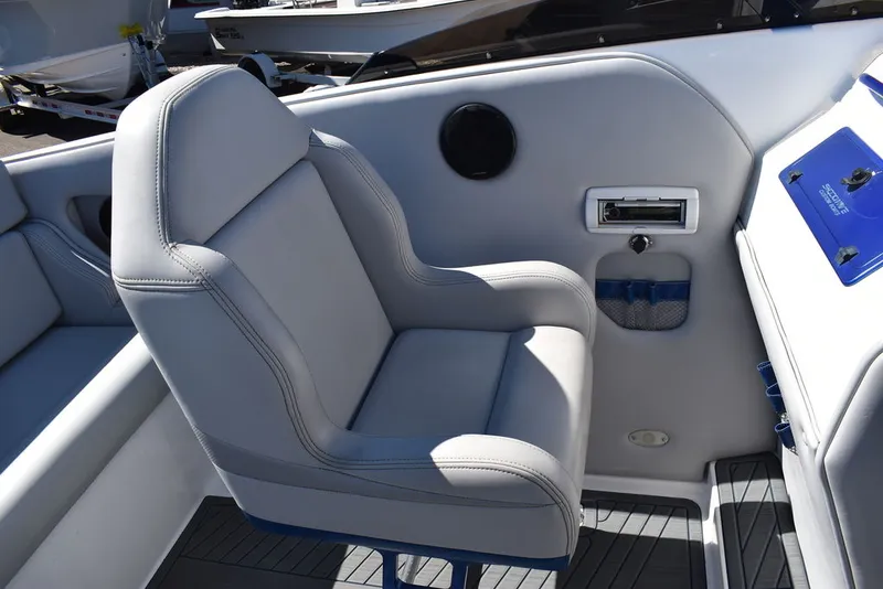 Slide: The Image of Shockwave Boats 29 Magnatude 2020 - 37