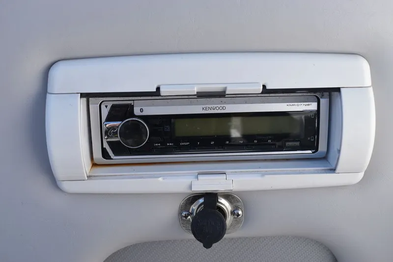 Slide: The Image of Shockwave Boats 29 Magnatude 2020 - 38