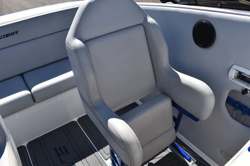 Slide: The Image of Shockwave Boats 29 Magnatude 2020 - 40