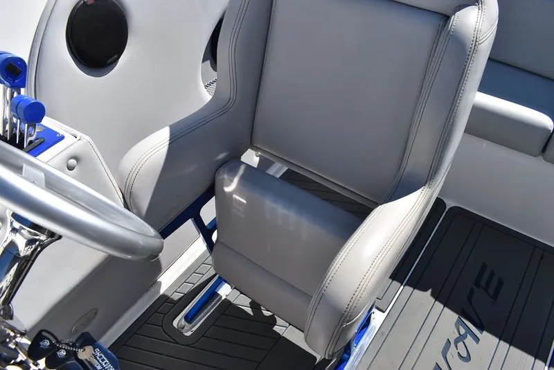 Slide: The Image of Shockwave Boats 29 Magnatude 2020 - 42