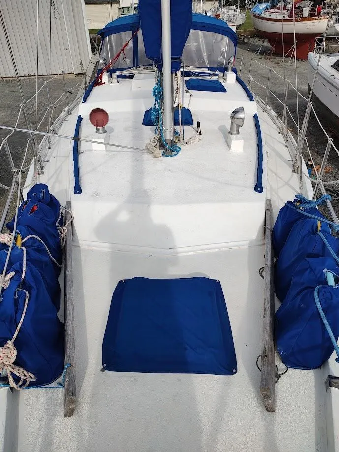Slide: The Image of 1981 Bruce Roberts 450 sailboat deck with blue covers and rigging. - 20