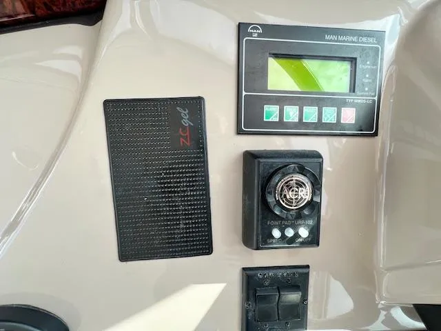 Slide: The Image of Control panel of a 2005 Sea Ray 500 Sundancer boat. - 32