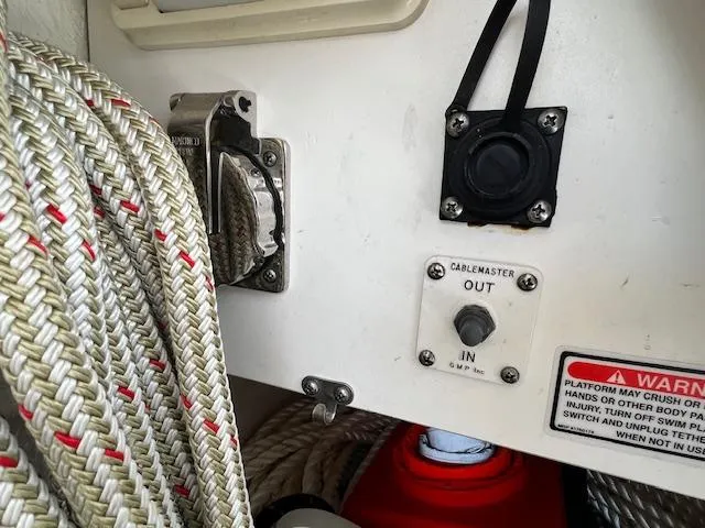 Slide: The Image of Rope and control panel on 2005 Sea Ray 500 Sundancer boat. - 9