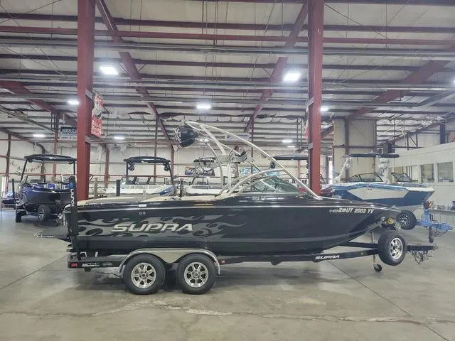 Slide: The Image of 2007 Supra 21V LTD boat in indoor showroom. - 1
