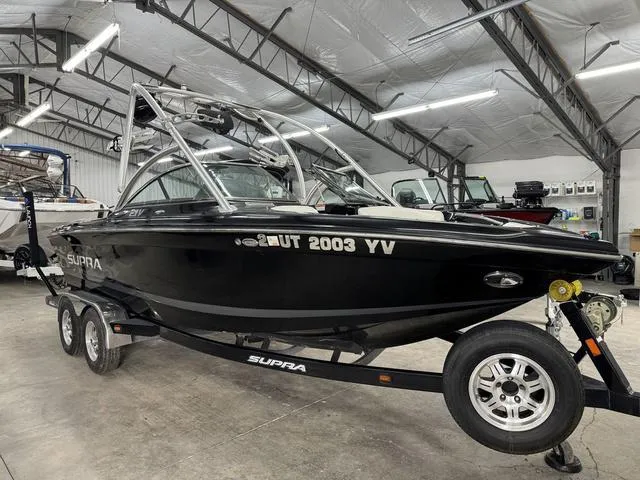 Slide: The Image of 2007 Supra 21V LTD dashboard display showing depth, air, and lake temperature. - 10