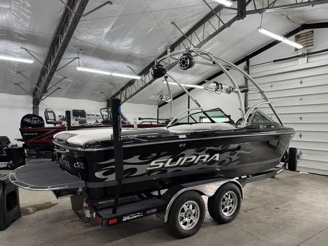 Slide: The Image of Interior seating of a 2007 Supra 21V LTD boat. - 9