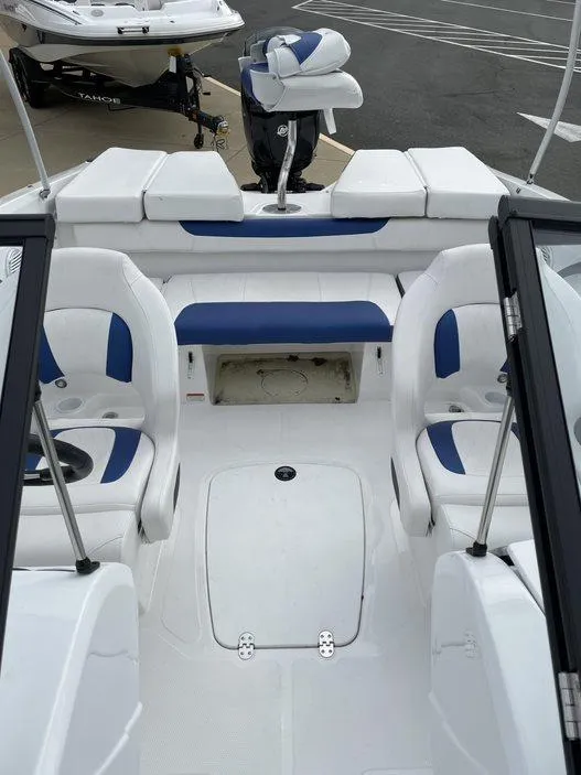Slide: The Image of 2024 Tahoe 185 S boat interior with white and blue seating. - 4