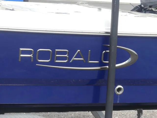 Slide: The Image of Robalo 226 Cayman 2024 - 8