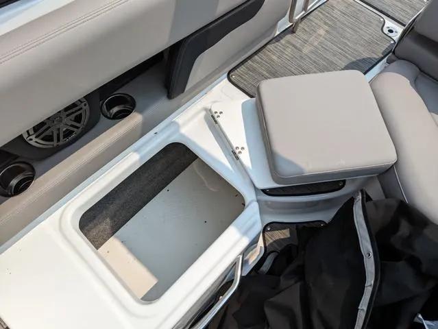 Slide: The Image of Four Winns HD5 OB 2023 - 19