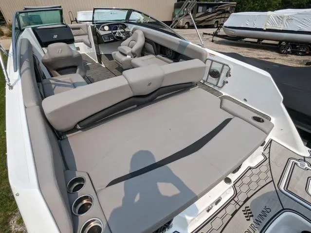 Slide: The Image of Four Winns HD5 OB 2023 - 4