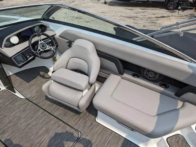 Slide: The Image of Four Winns HD5 OB 2023 - 9