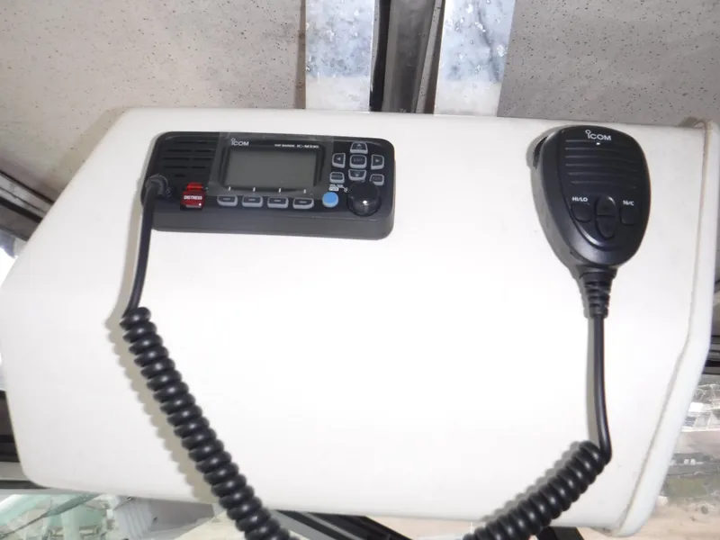 Slide: The Image of Furuno navigation system on Wellcraft 330 Coastal 2004 boat. - 33