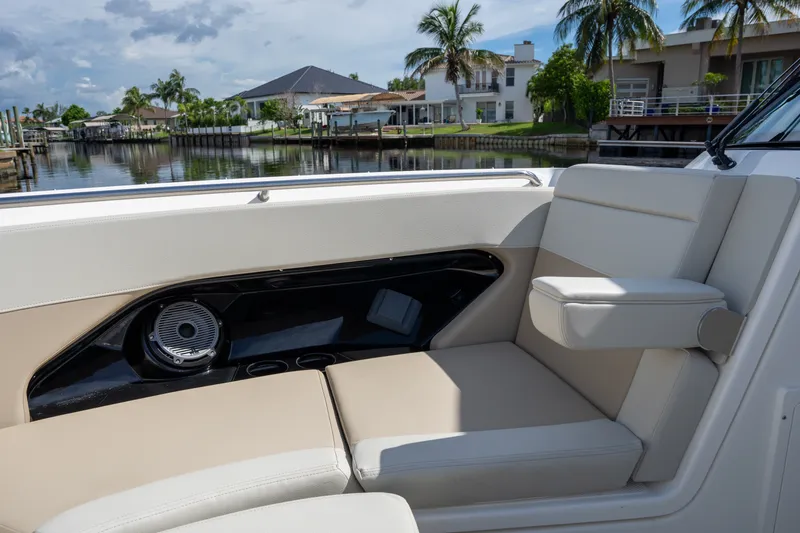 Slide: The Image of Boston Whaler 280 Vantage 2027 - 18